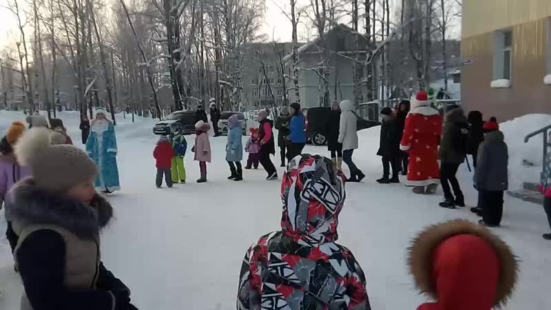 Новогодний хоровод возле дши