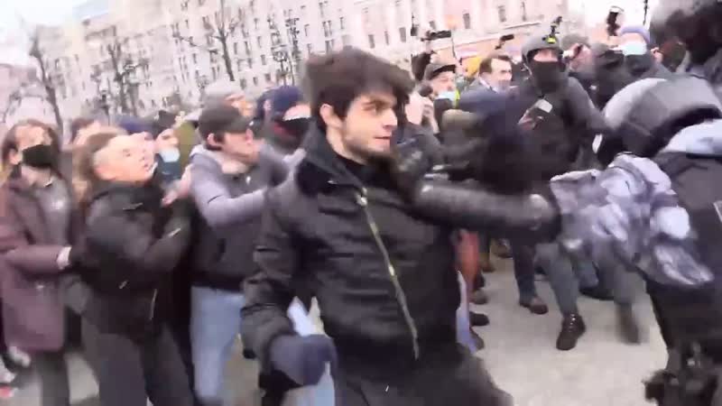 Драка чеченца с омон на митинге москва, пушкинская, акция навального