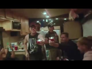 Бухич в фургоне set it off