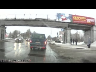 Белый nissan juke нагло пихается из левой полосы