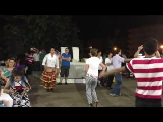 Köçeğe ders veren ci̇deli̇ bayan hari̇ka oynuyor