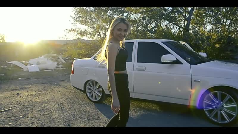 Красивая девушка и белоснежная приора