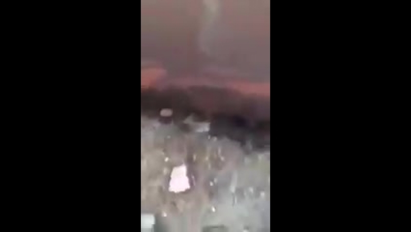 В баку на рабочего при сносе упала труба, 18+ жесть