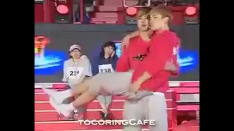 Pulls porn video – Changmins so cute the way he pulls up his shorts to adjust his clothing