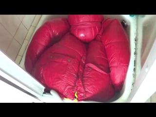 Nasse daunenjacke fjaellräven orange im duschbad aufgeblasen 2