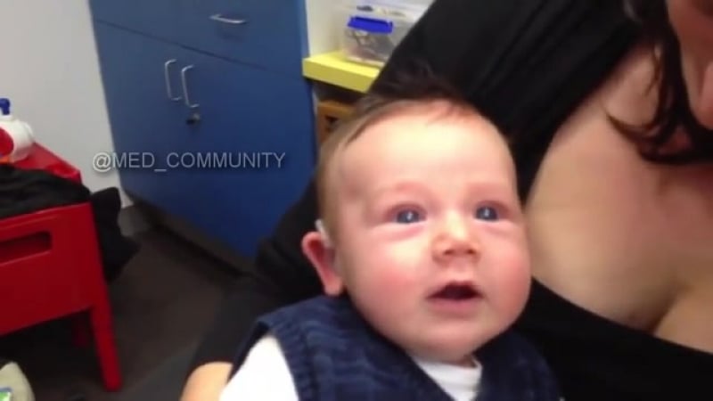 После устанои слухового аппарата малыш впервые услышал звуки