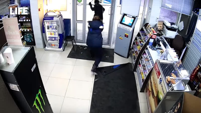 Работница запраи дала отпор вору шваброй