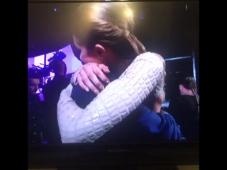 Gigi congratulating zayn on his award backstage #amas