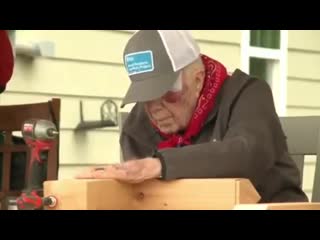 95 year old former president jimmy carter helps building homes one day after falling and receiving stitches above his eye