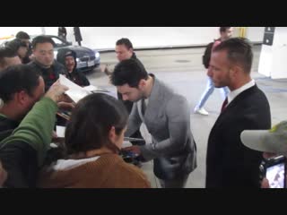 Aidan turner signing autographs in the parking lot at arclight hollywood