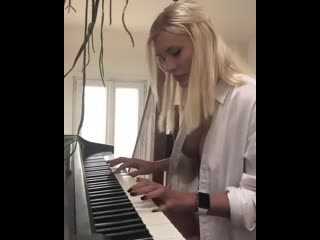 Metallica nothing else matters piano cover by nude woman (полуобнаженная девушка играет металлику на пианино)