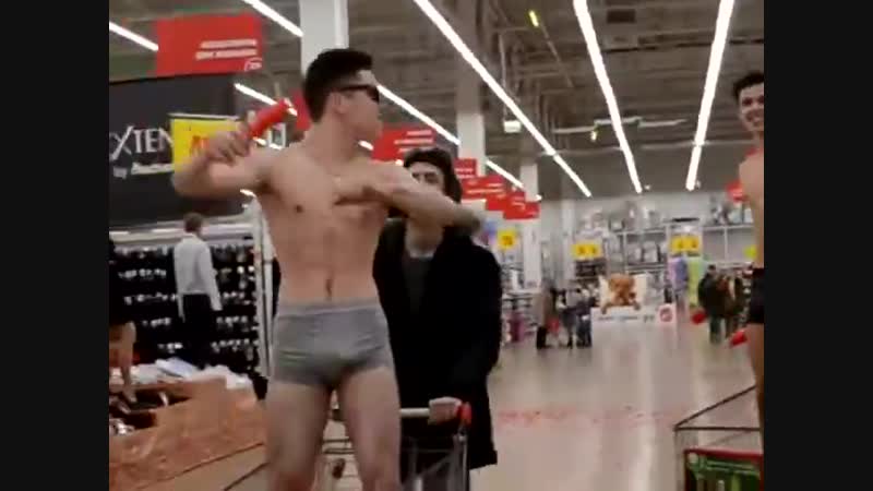 В тюмени блогеры в трусах устроили заезды на тележках по ашану