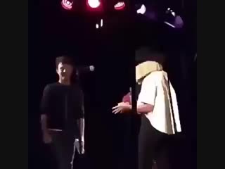 Сия снимает парик