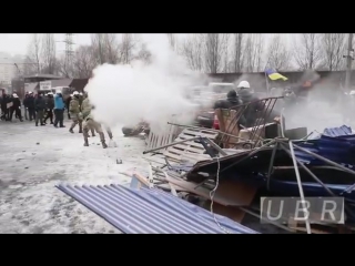 Как разбирали баррикады торговцев на харьковском рынке (23 12 2016)