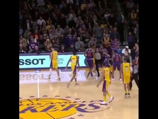 Kentavious caldwell pope fights the whole suns team,lonzo ball didnt seem to care
