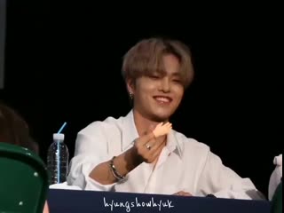 [190914] theroseinla hajoon and his tiny finger hand