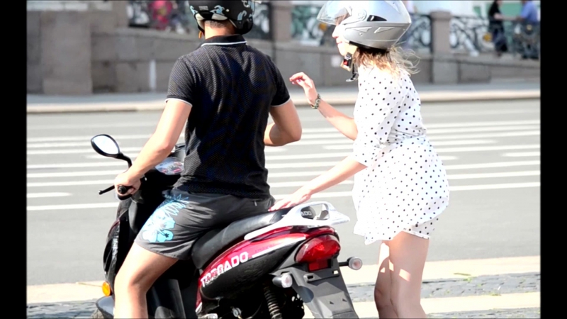 Под юбкой ( девочка на скутере ))))