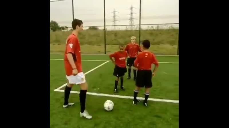 Throwback to when cristiano ronaldo was teaching a young jesse lingard his other teammates how to do stepovers