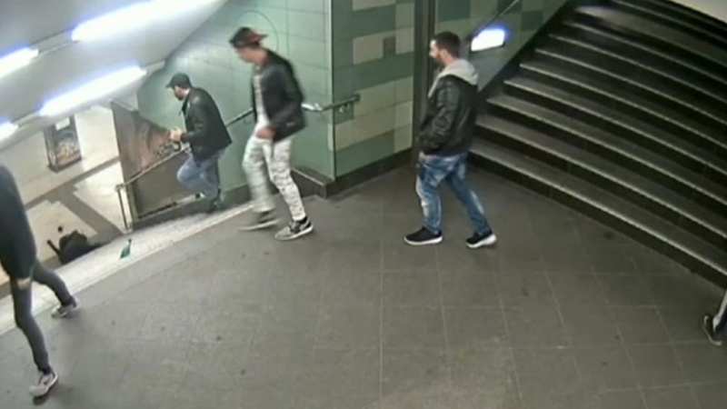 В берлинском метро девушку ударили ногой в спину
