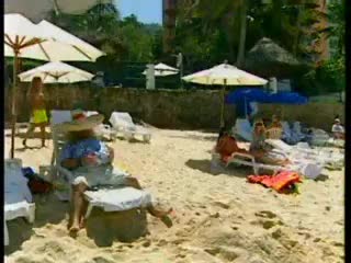 Мигель, чтобы поболтать с мией одевается пузатым туземцем на море [rebelde]