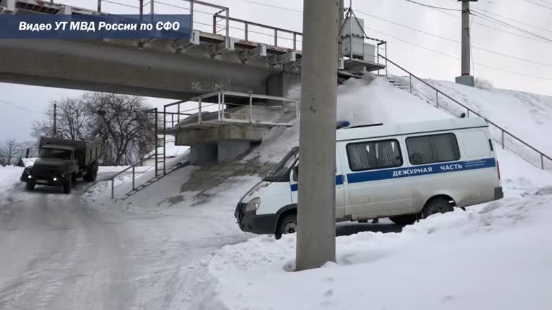 Двое молодых людей из поселка тальменка в алтайском крае сбросили девушку с железнодорожного моста после пьянки