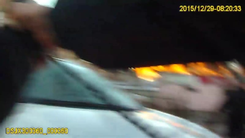 Полиция применяет оружие по женщине