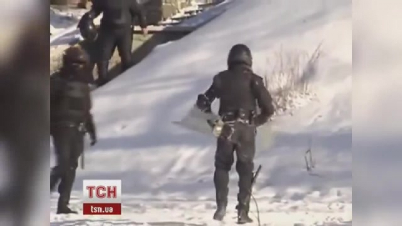 Мастурбирует ручкой от щётки