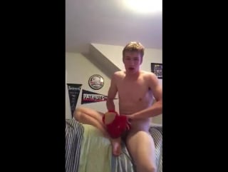 Ыстық мүшесі бар жігіт оргазм алу үшін көптеген сексуалды дос қыздарды жұмыс істейді