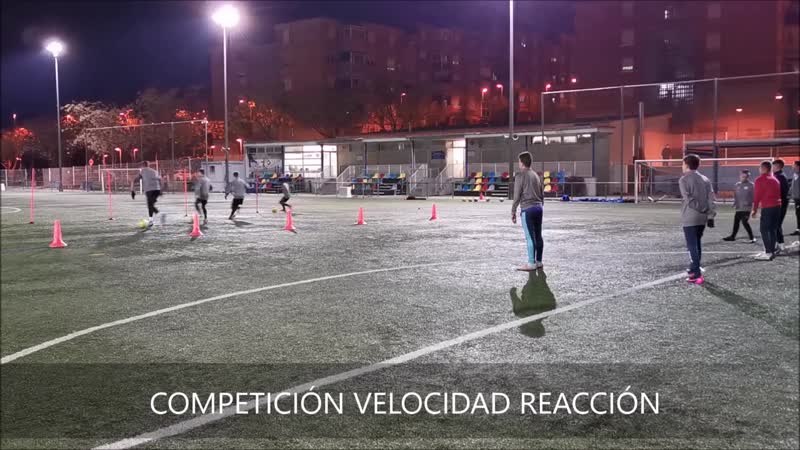 Ejercicio fútbol competición por equipos velocidad reacción
