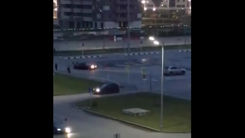 Молодой тюменец учится дрифтовать на паркое