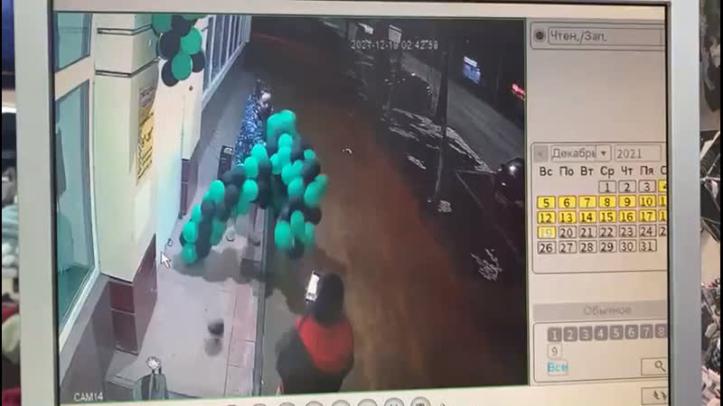 Девушка без штанов сорвала шарики в воронеже