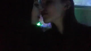 Девочки целуются в клубе