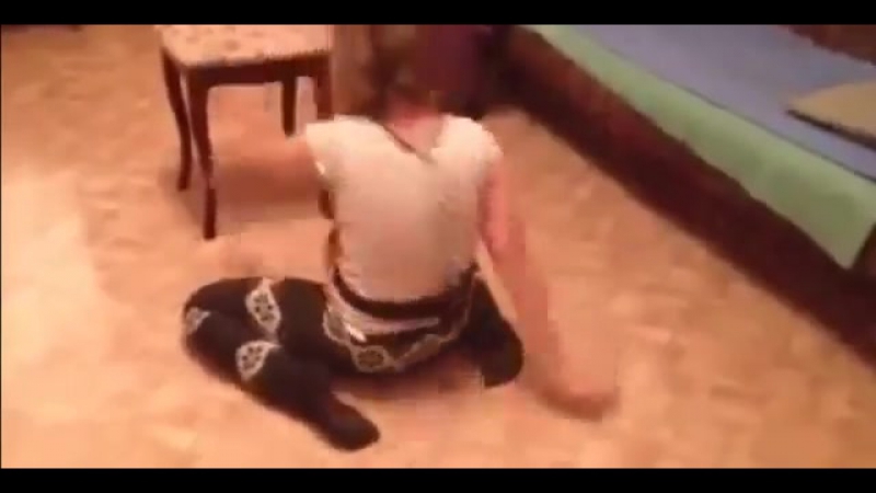 Школьница танцует тверк часть 1 (ударилась об стул кек 3)