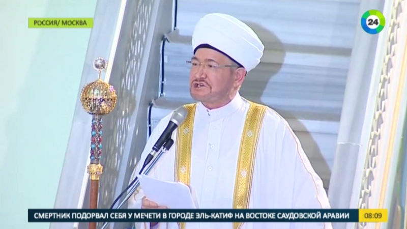 Мусульмане в москве совершили молитву в честь ураза байрам