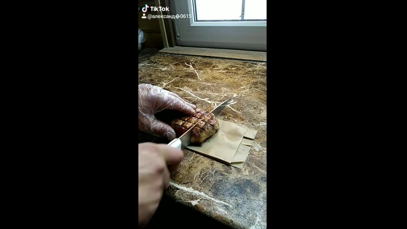 Режем сочный стейк