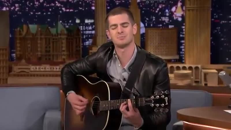 Эндрю гарфилд поет песню "человек паук"