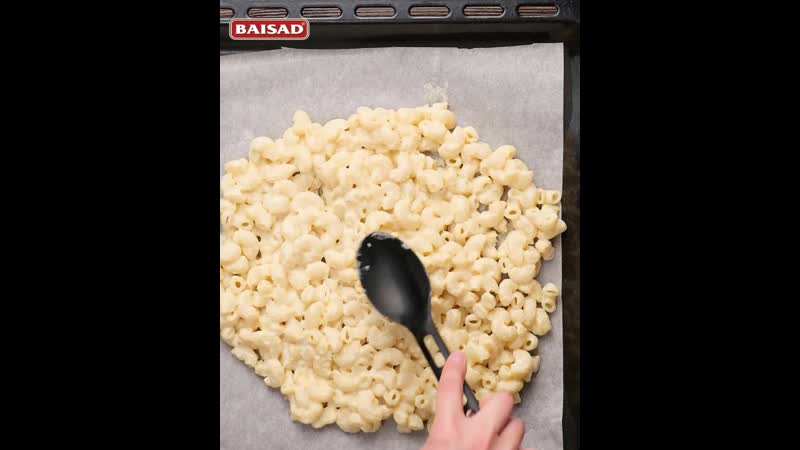 Mac and cheese pizza