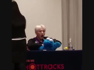 [181116] hottracks fansign taehyun and cookie monster