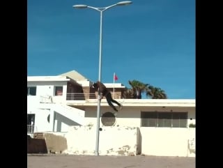 Skizo makhloufi accrobate chinese pole street