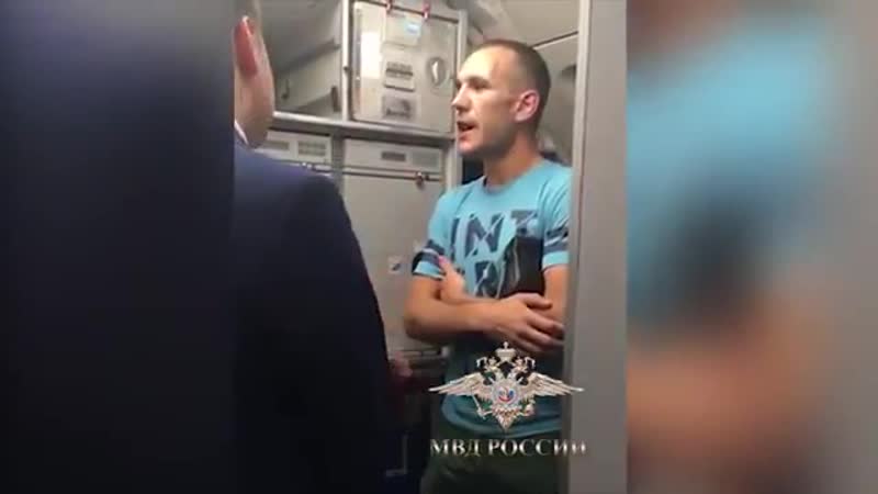 Это жаба! что ты лыбишься, ска появилось видео пьяного дебоша, который устроил российский хоккеист