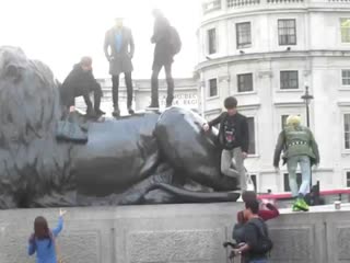 111102 shinee having fun at trafalgar square, london 2nd nov