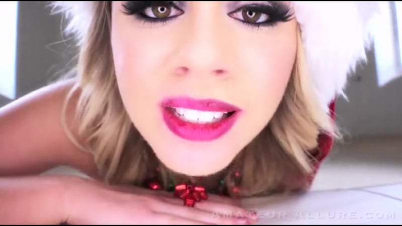 Парень ебет охуенно красивую грудастую снегурочку в новогоднюю ночь