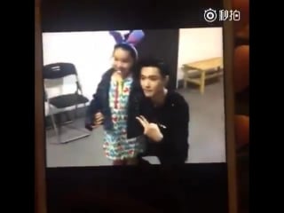 161110 yixing took a pic with a little girl at backstage during double 11 shopping carnival