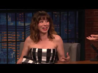 Linda cardellini au late night de seth meyers le 12 juin 2019