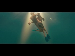 Две молоденькие девушки раздеваются под водой и плавают в бассейне голые