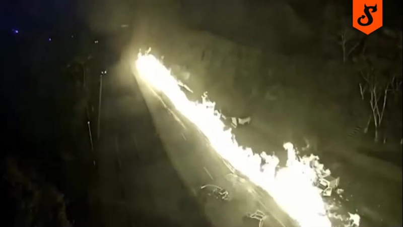 Бензовоз врезался в отбойник и загорелся на трассе