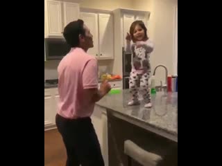 Папуля и дочка танцуют