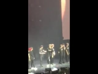 Nielwink in their own world doing weird movements again at bkk concert on 180804 and then daniel tapped jin young to look as wel