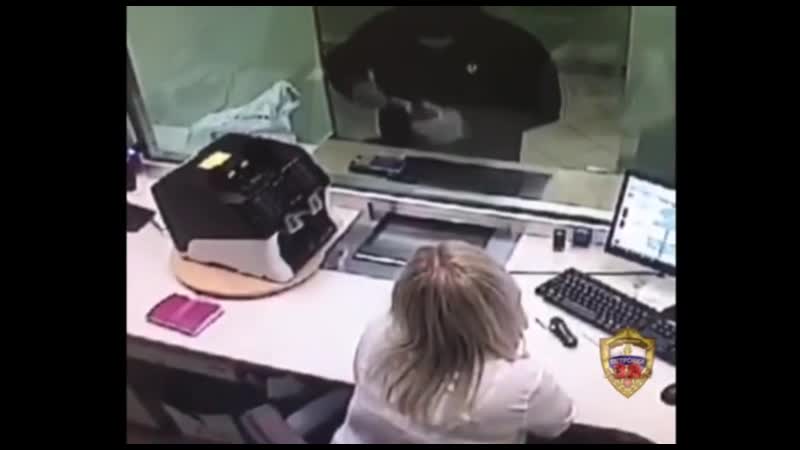 В москве грабитель банка не смог уговорить кассиршу отдать деньги и убежал без них