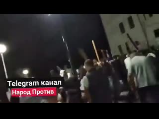 Пускай у вас потеплеет на душе! ребята в пинске разобрали лау и жердями вломили омоновцам